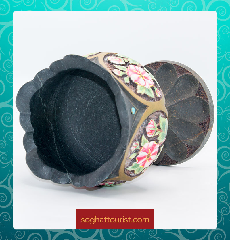 نمای داخلی از شکلات خوری