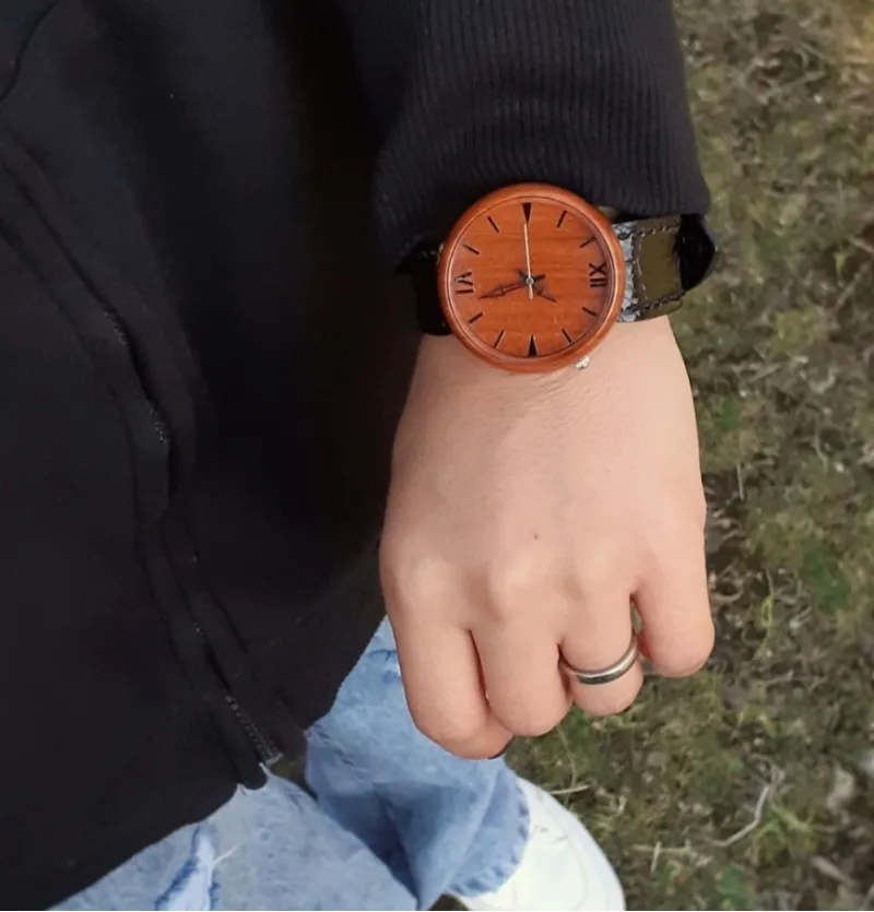 ساعت دست دوز زیبا